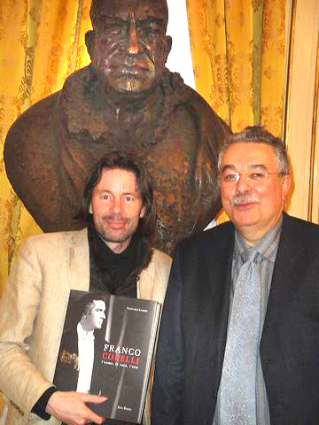 René Seghers & Giancarlo Landini at the book presentation in La Scala, in front of the statue of  Umberto Giordano (2010-04-22; photo: Simone Corelli)